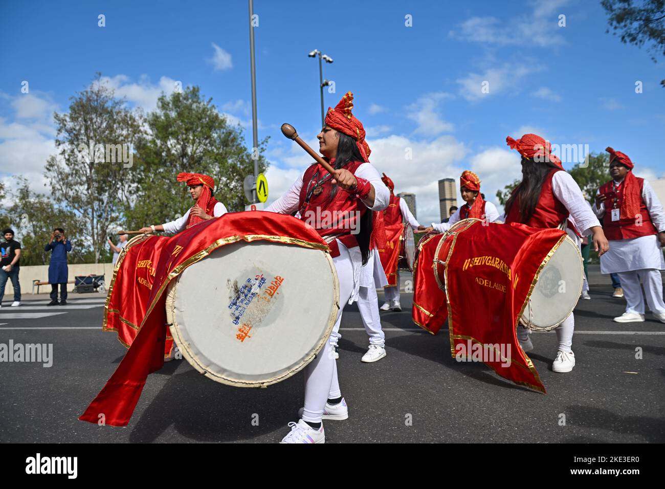 Indien-Fans feiern am 10. November 2022 im australischen Adelaide Oval vor dem Halbfinale der ICC-Männer im Halbfinale der Weltmeisterschaft T20 zwischen Indien und England. DAS BILD DARF NUR REDAKTIONELL VERWENDET WERDEN – ES DARF NICHT KOMMERZIELL VERWENDET WERDEN Stockfoto