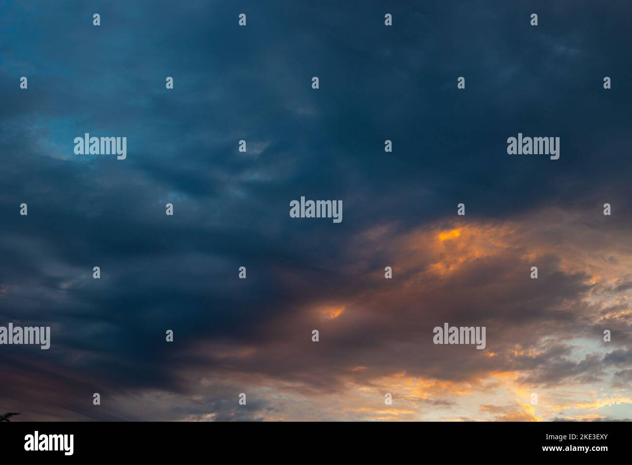 Bei Sonnenaufgang oder Sonnenuntergang ist der Himmel teilweise bewölkt. Wolkenlandschaft am Morgen. Wolkenansicht im Kino. Stockfoto