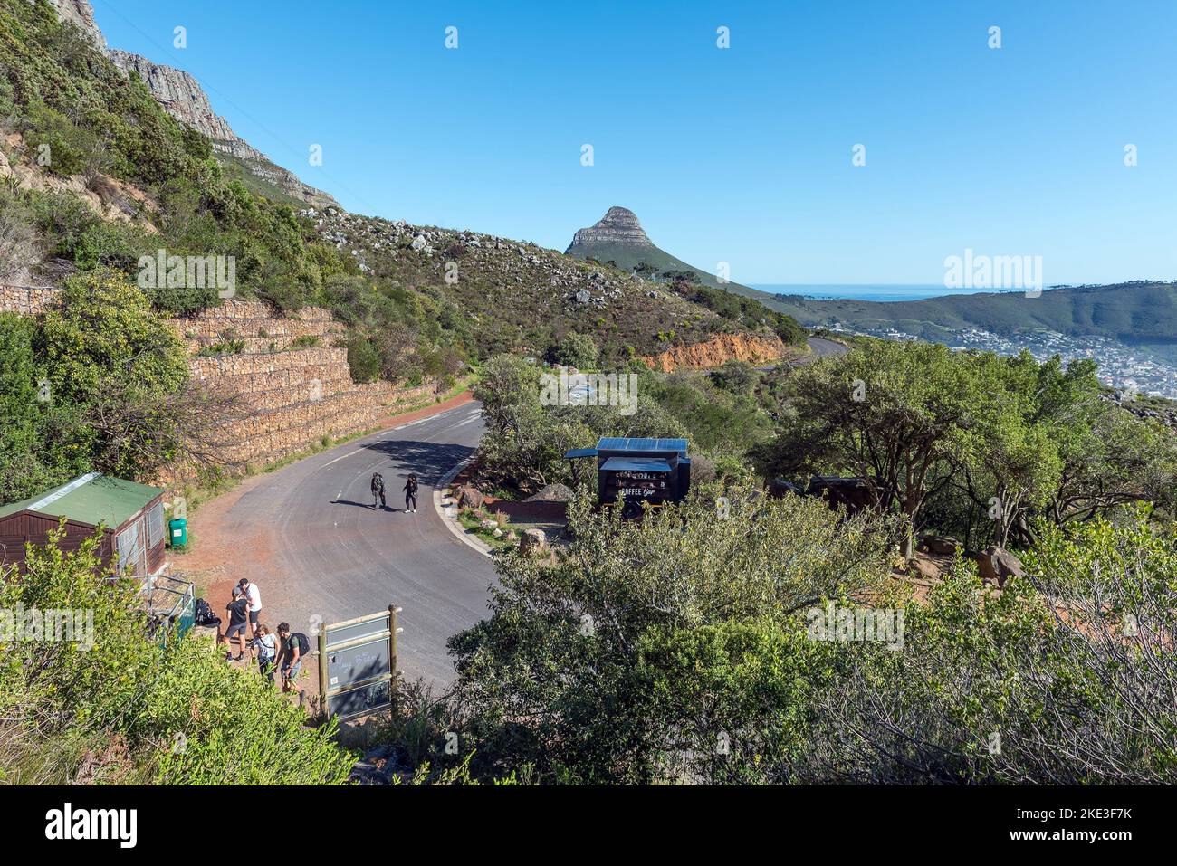 KAPSTADT, SÜDAFRIKA - SEP 14, 2022: Beginn des Platteklip Gorge Wanderweges auf den Tafelberg in Kapstadt. Wanderer und ein Handy Stockfoto