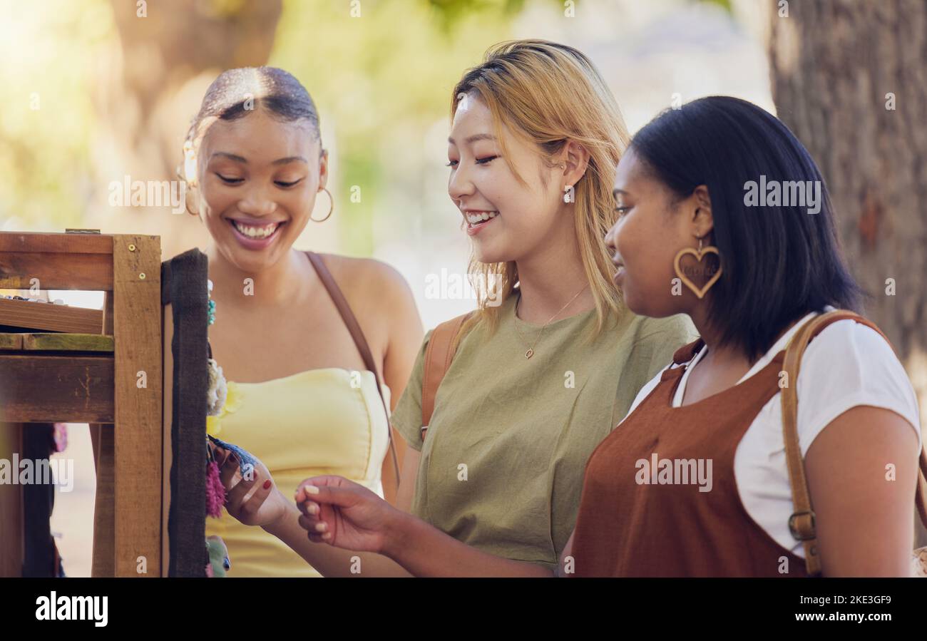 Freunde, Frauen und Einkaufen auf dem Markt im Freien für Souvenir, Schmuck oder Spielzeug. Auswahl, Vielfalt und glückliche Menschen kaufen zusammen für Discountkäufe Stockfoto