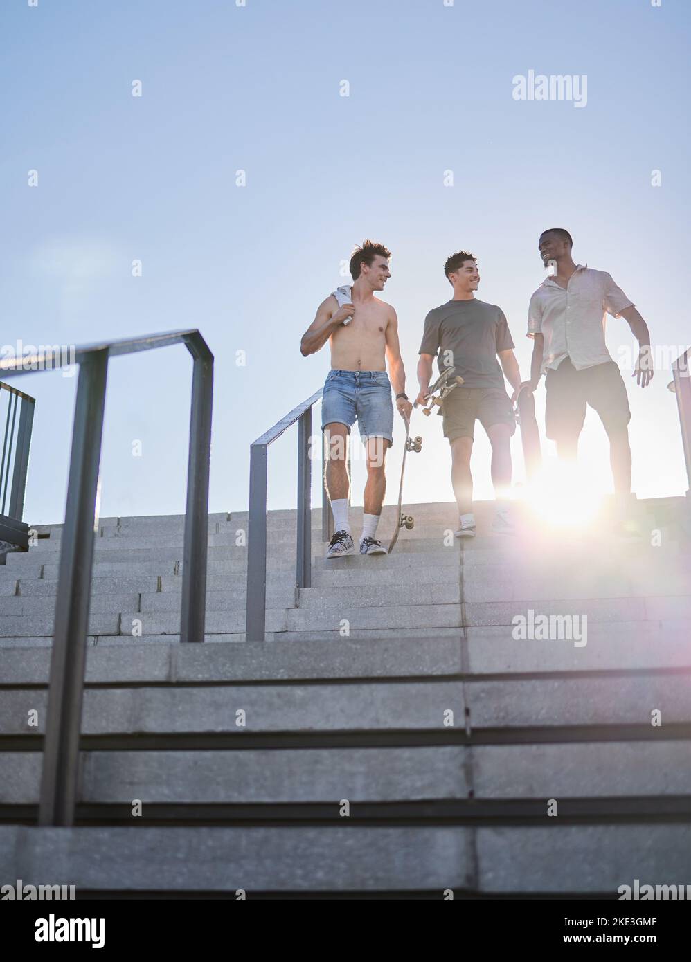 Diversity, Skateboard-Freunde oder Fitnessmenschen, die in der City Street die Treppe hinunter zum Wellness-, Workout- oder Skating-Training gehen. Glücklich, lächeln oder männlich Stockfoto