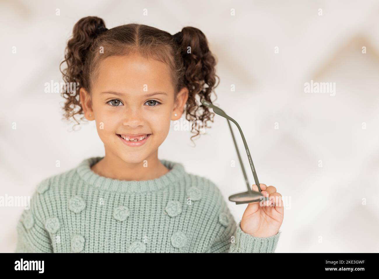 Brille, Porträt und Kind glücklich mit ihrer Vision Gesundheit, Augenpflege und Krankenversicherung für Kinder Optometrie Rabatt, Verkauf oder Promotion. Kind lächelt für Stockfoto
