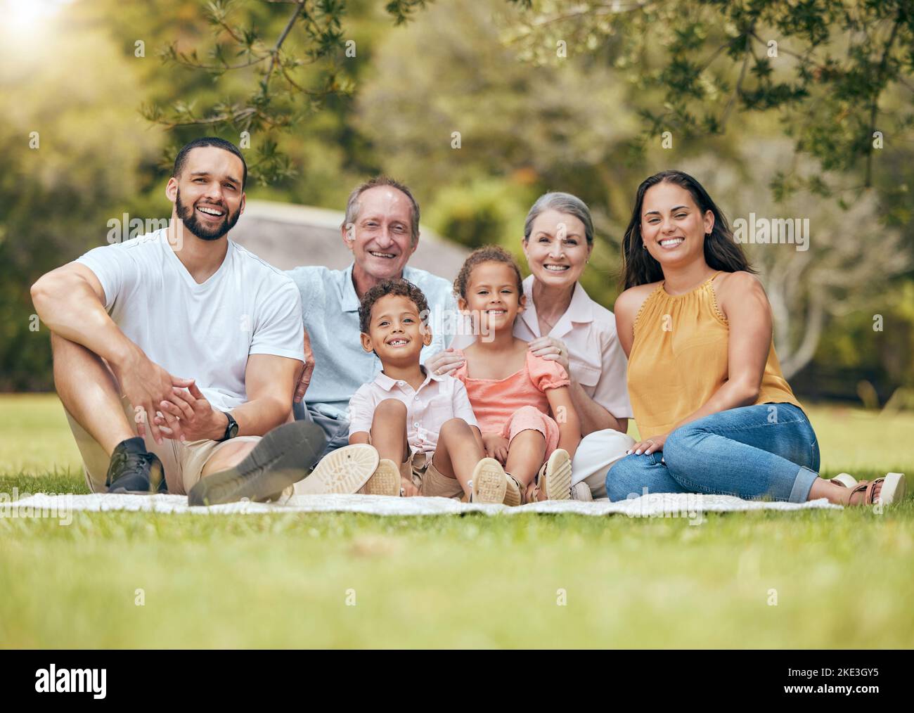 Große Familie, Picknick und Outdoor im Naturpark oder Garten mit Kindern, Eltern und Großeltern zusammen in Glück und Liebe. Sommerurlaub mit Stockfoto