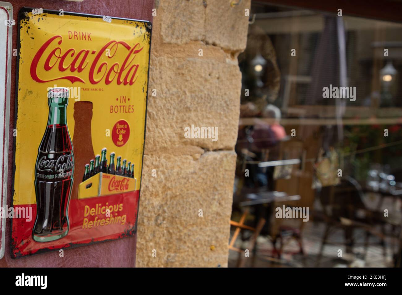 Bordeaux , Aquitaine Frankreich - 11 01 2022 : Coca Cola vintage retro Bord trinken Flaschen Werbeschild Logo und Text Marke kohlensäurehaltige Softdrink d Stockfoto
