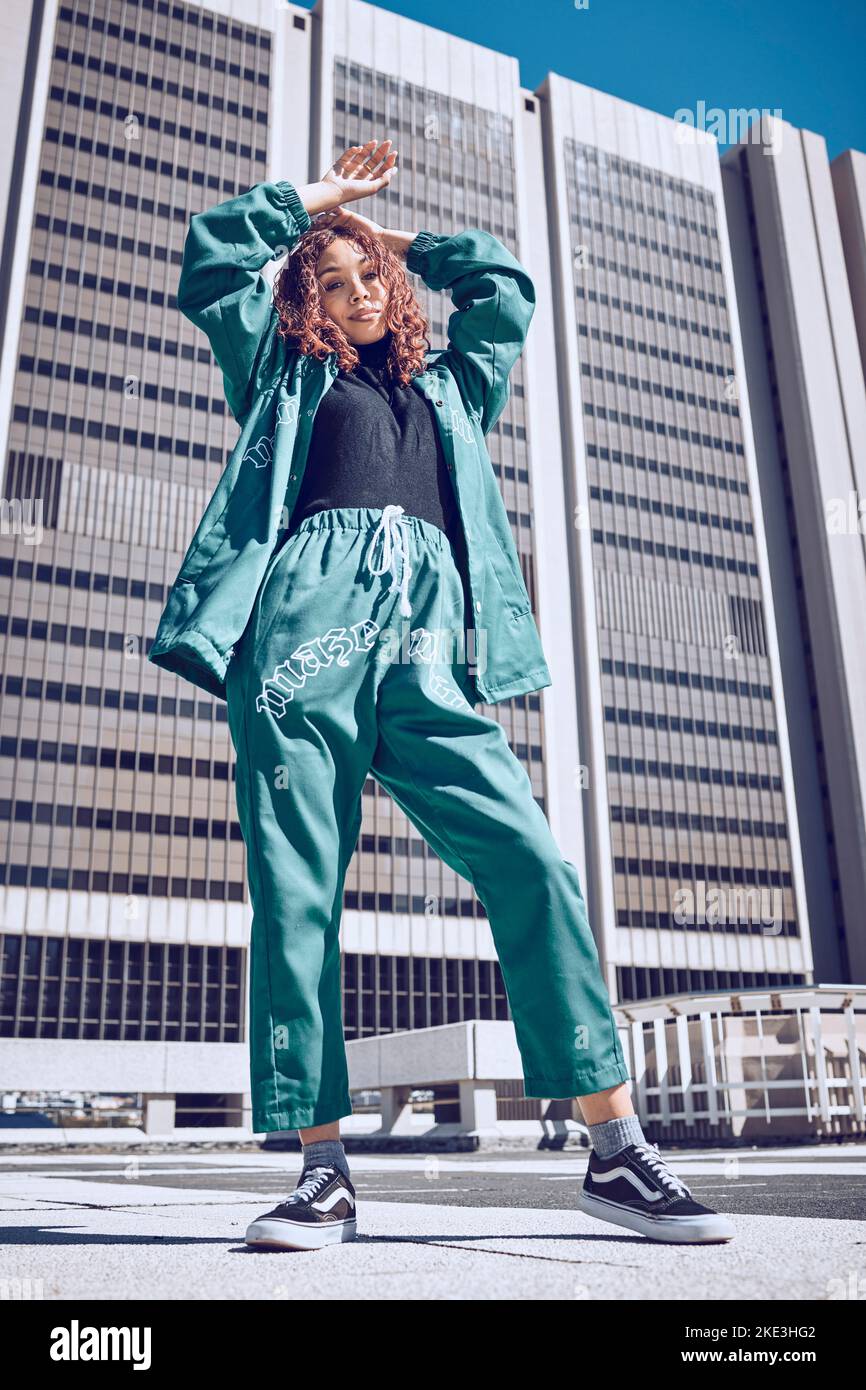 Schwarze Frau, Hip-Hop-Mode und City Gen Z Girl mit Urban Style, Designer Streetwear und edgy Kleidung. Moderne Kleidung, Porträt einer selbstbewussten Straße Stockfoto