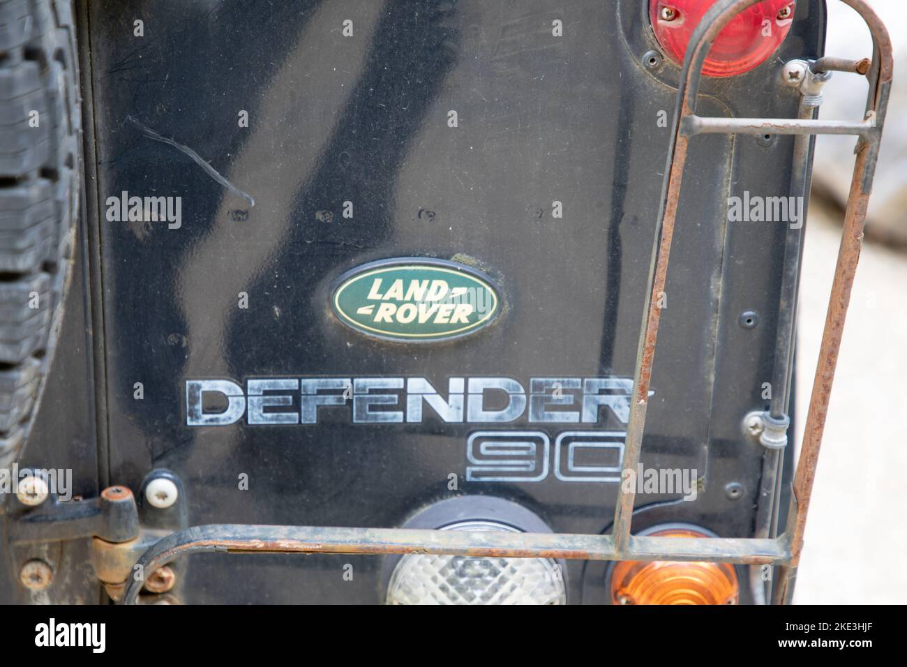 Bordeaux , Aquitaine France - 10 30 2022 : Land Rover Defender 90 Logo Marke und Text-Zeichen auf klassischen Vintage ikonischen britischen Auto Off Road Fahrzeug Stockfoto