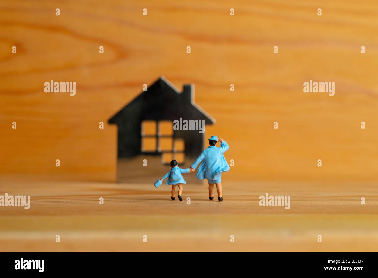 Miniaturspielzeug Konzept der Familie und ein Grundbesitz. Stockfoto