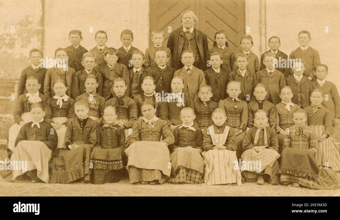 Klassenfoto mit Schülern der Grundschule, Deutschland 1880s Stockfoto