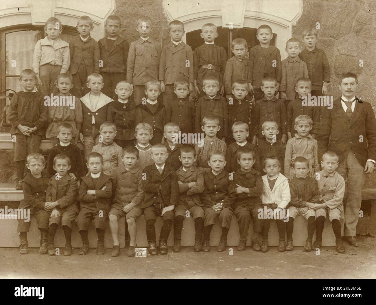 Klassenfoto mit kleinen Jungen aus der Grundschule, Deutschland 1880s Stockfoto