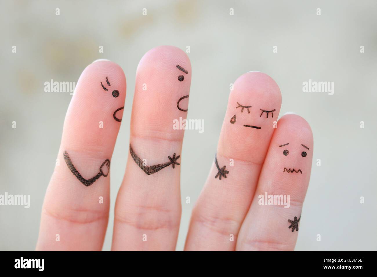 Finger Kunst der Familie im Streit. Das Konzept der Eltern schimpfte Kinder, sie weinten. Stockfoto
