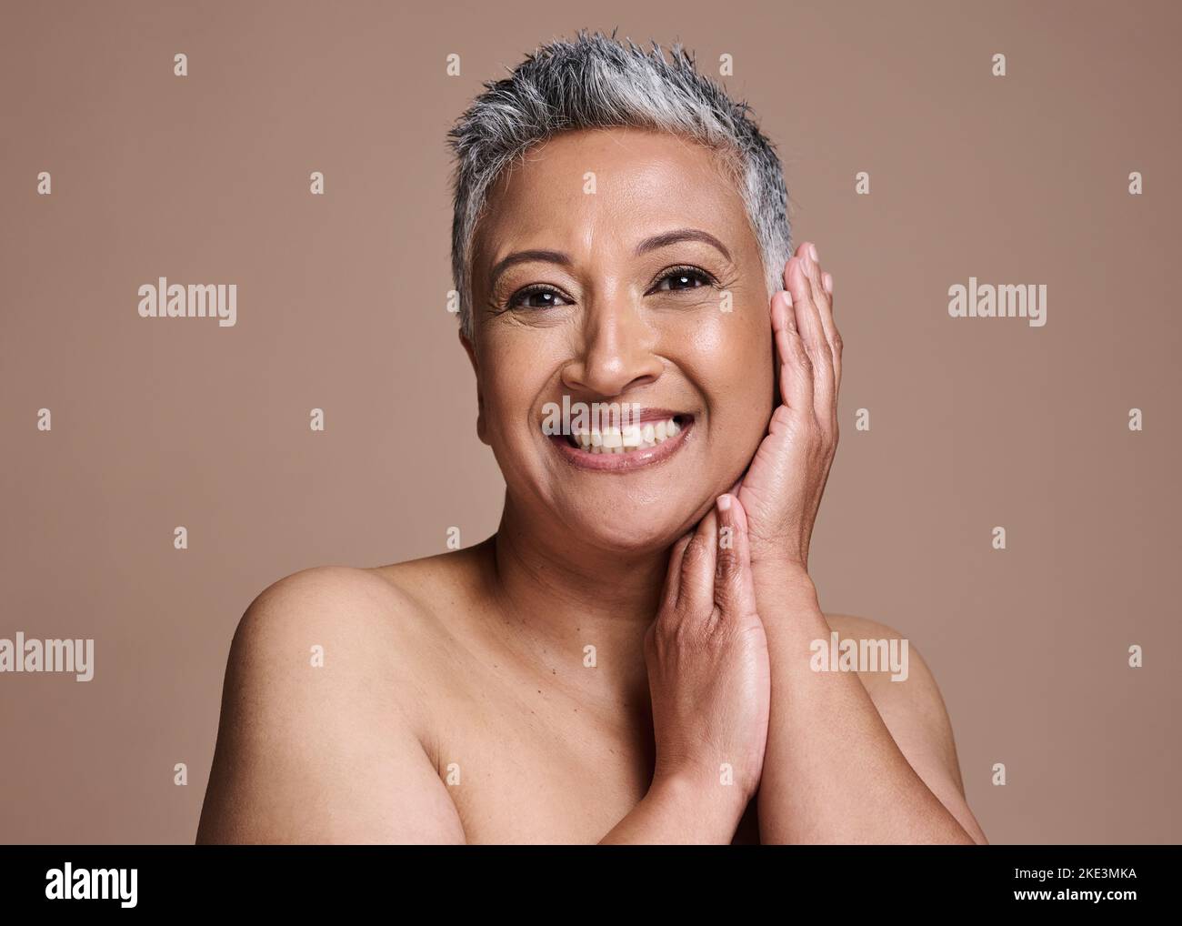 Senior Woman, Beauty and Studio Portrait for skincare, Healthy Glow and Face Cosmetics Promotion on Marketing Mock Up or Copy Space. Modell der alten Frau Stockfoto