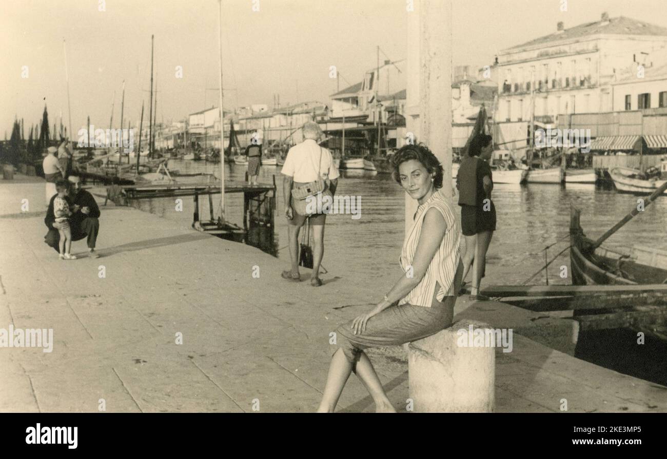 Frau am Kai des Kanals, Grau de ROI, Frankreich 1956 Stockfoto
