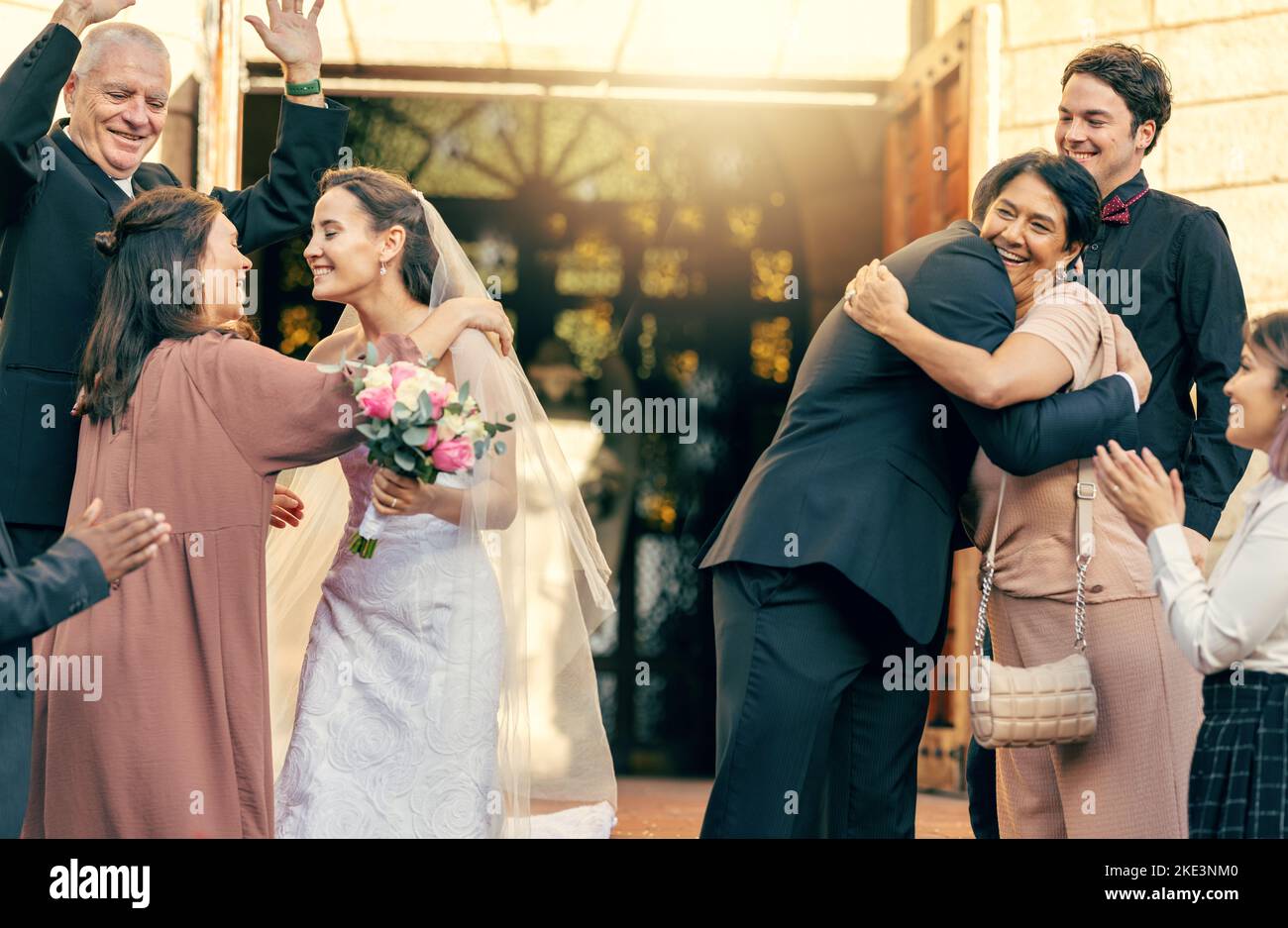 Familie, Hochzeit in der Kirche für die Braut und Bräutigam Umarmung in der Feier und Glück für die Hochzeitszeremonie Abschied. Glückliches Ehepaar zu sagen Stockfoto