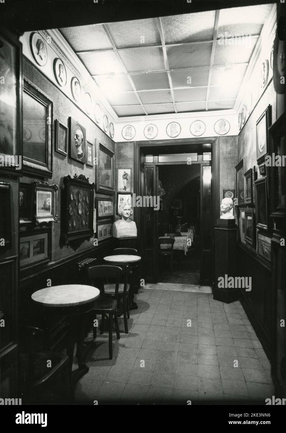 Innenansicht der Bar und des Cafés Antico Caffè Greco, Rom, Italien 1970s Stockfoto