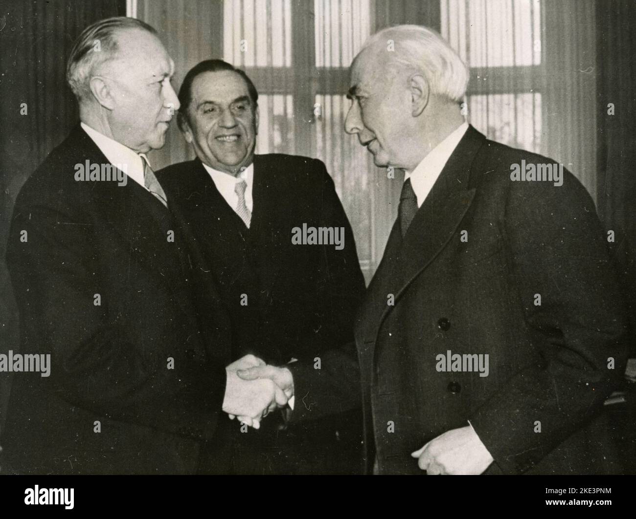 Bundespräsident Theodor Heuss (rechts) schüttelt sich die Hände mit Bundeskanzler Konrad Adenauer (links), in der Mitte Wilhelm Niklas, Berlin 1950 Stockfoto