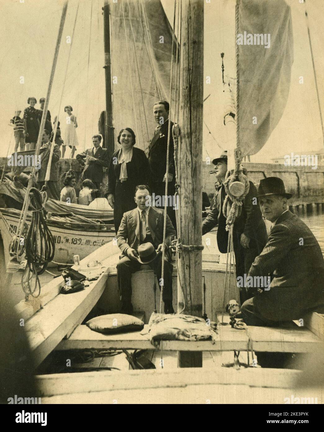 Familiengruppen mit Segelbooten, Italien 1940s Stockfoto