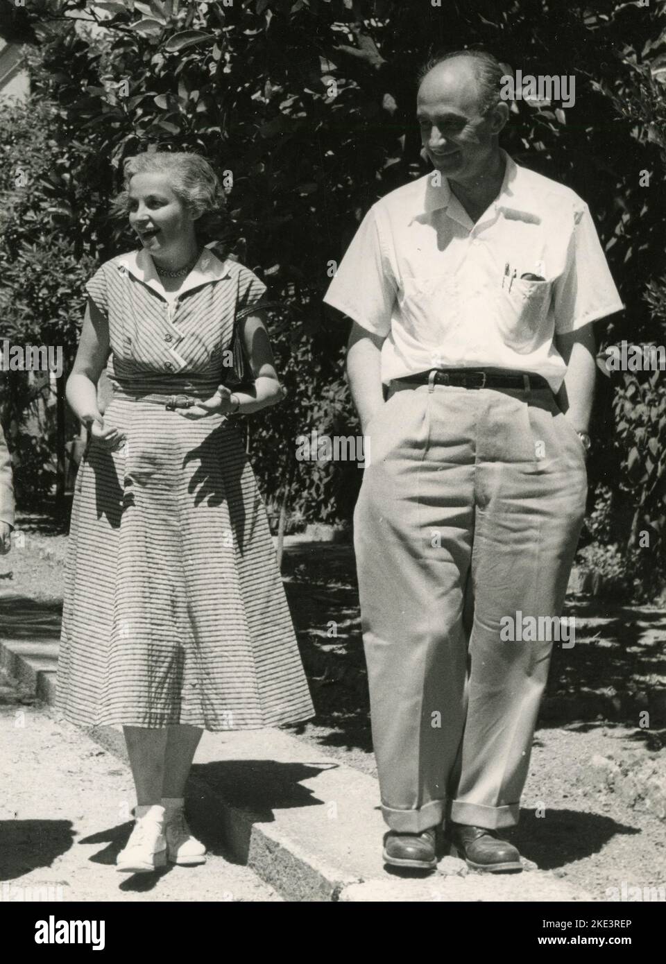 Der italienische Physiker Enrico Fermi und seine Frau Laura, Nobelpreisträger, Varenna, Italien, Juli 1954 Stockfoto