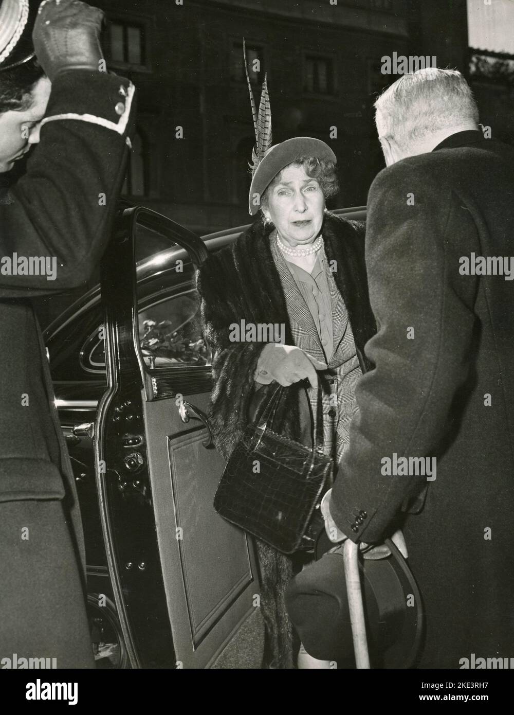 Die ehemalige Königin von Spanien Vittoria Eugenia von Battenberg steigt mit Hilfe des Grafen De Aguilar aus dem Auto, Rom, Italien März 1950 Stockfoto