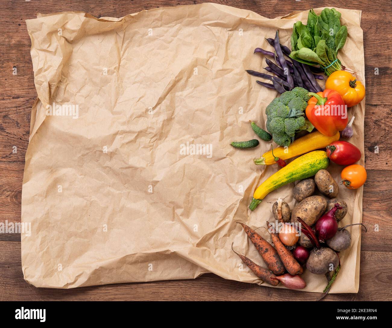 Verschiedene Gemüse auf Bastelpapier Hintergrund, Draufsicht. Hochauflösendes Produkt. Stockfoto