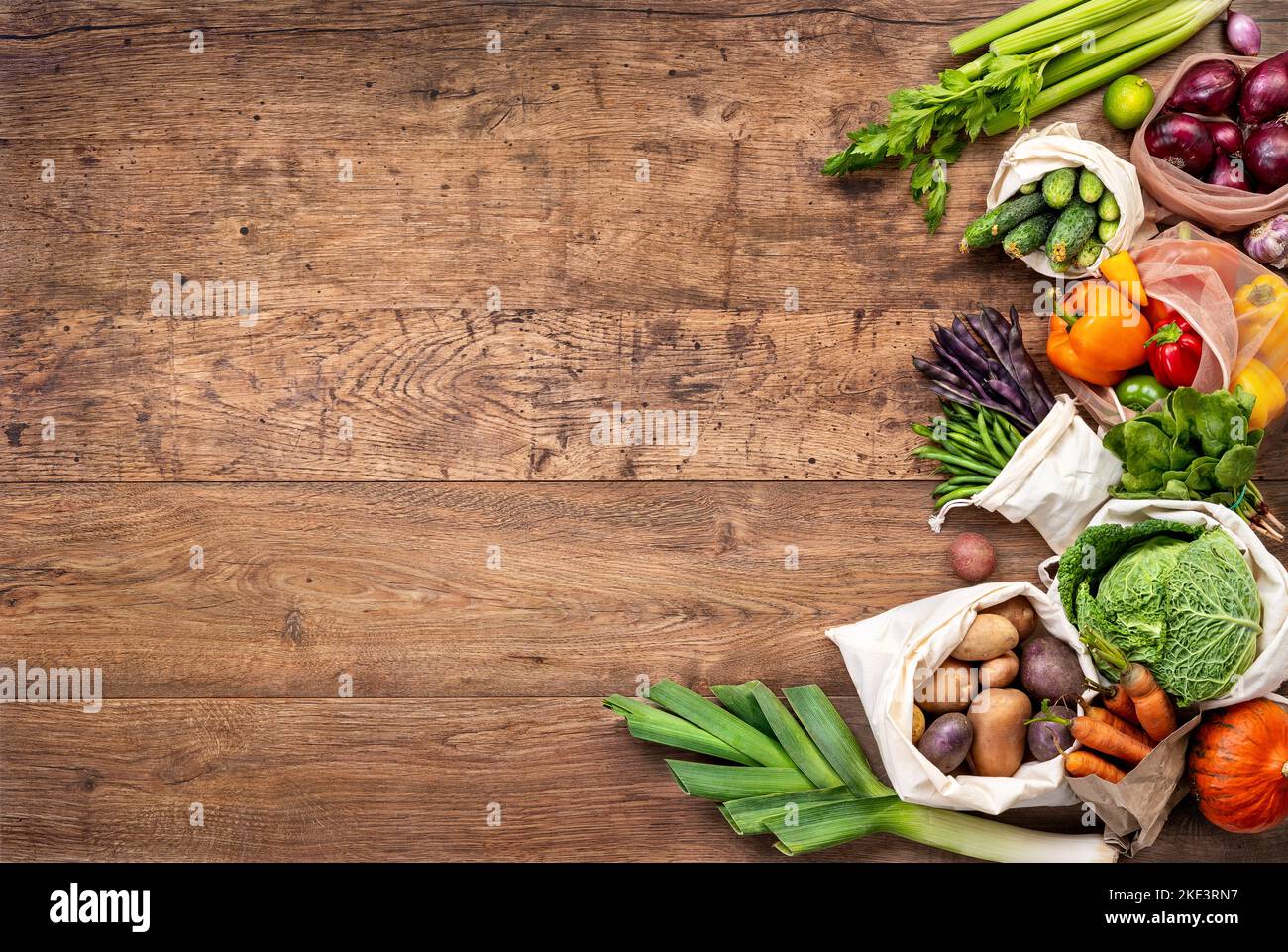 Frisches Gemüse auf altem Holztisch. Draufsicht. Hochauflösendes Produkt. Stockfoto