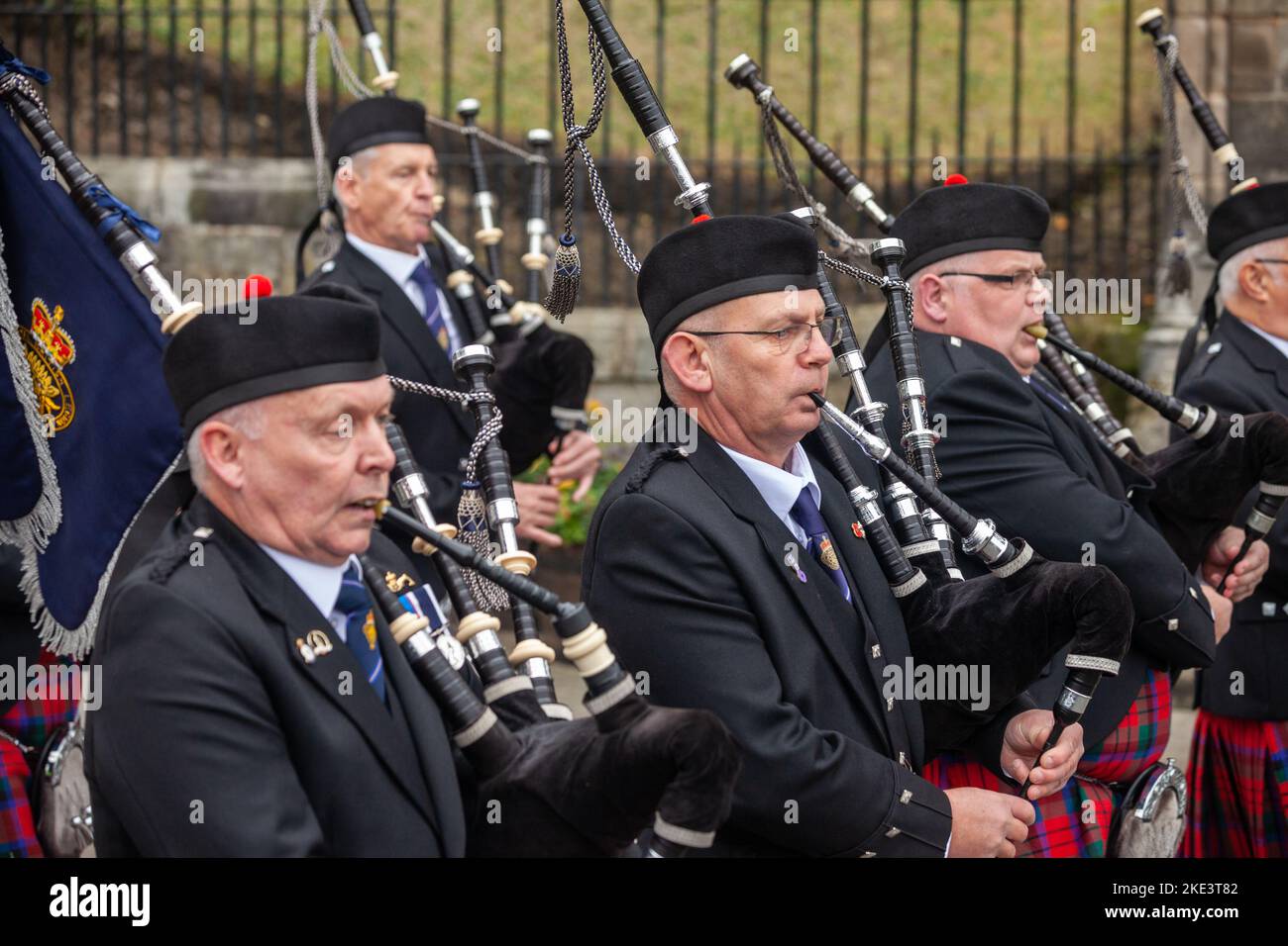 Dudelsackspieler spielen für König Charles iii in Dunfermline, Fife, Schottland Stockfoto