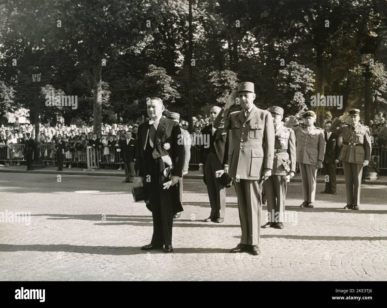 Der französische General und Politiker Charles De Gaulle während einer Militärparade, Frankreich 1960s Stockfoto