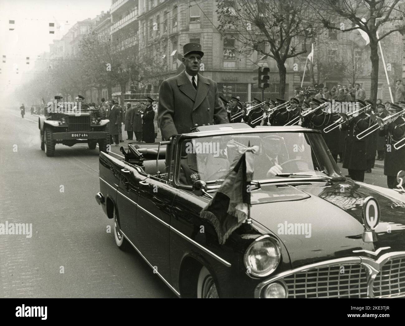 Der französische General und Politiker Charles De Gaulle in einem Cabriolet während einer Militärparade, Frankreich 1950s Stockfoto