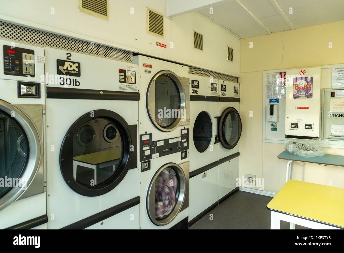 Ein kommerzieller Waschsalon in Barmouth Wales. Stockfoto