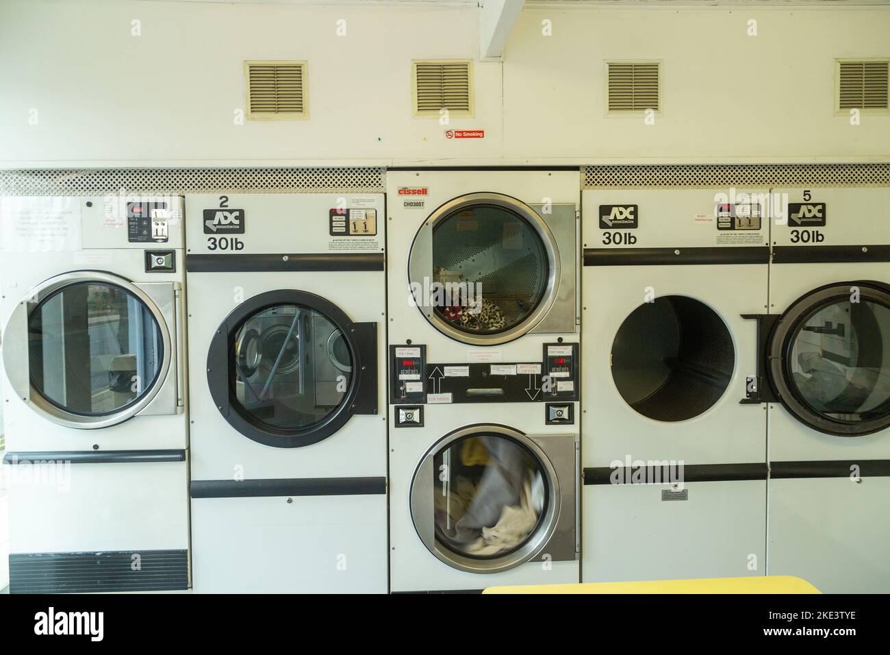 Ein kommerzieller Waschsalon in Barmouth Wales. Stockfoto