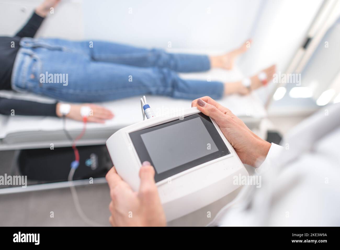 Der Ernährungswissenschaftler hält eine plicometrische Messmaschine Stockfoto