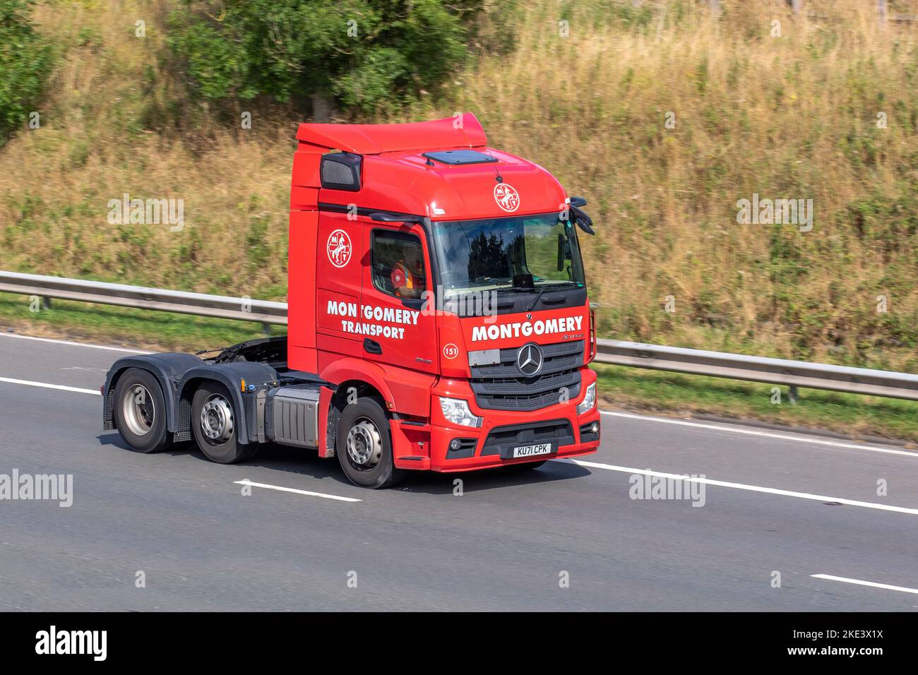 2021 Montogomery Transport Rote Mercedes-Benz Zugmaschine, Antriebsstrang auf der M6 Motorway UK Stockfoto