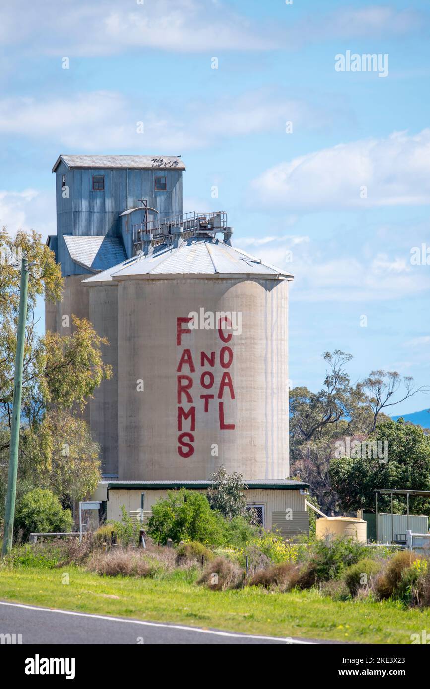 Ein Farmen nicht Kohle Protest anmelden in großen Buchstaben wird auf die Seite eines in Privatbesitz befindlichen Getreidesilo in der Nähe im Outback im Norden Westen von New South Wales lackiert Stockfoto