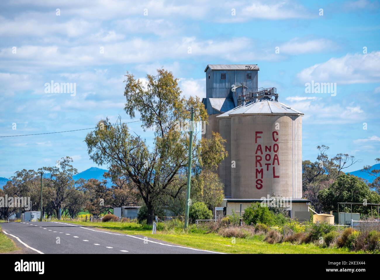 Ein Farmen nicht Kohle Protest anmelden in großen Buchstaben wird auf die Seite eines in Privatbesitz befindlichen Getreidesilo in der Nähe im Outback im Norden Westen von New South Wales lackiert Stockfoto