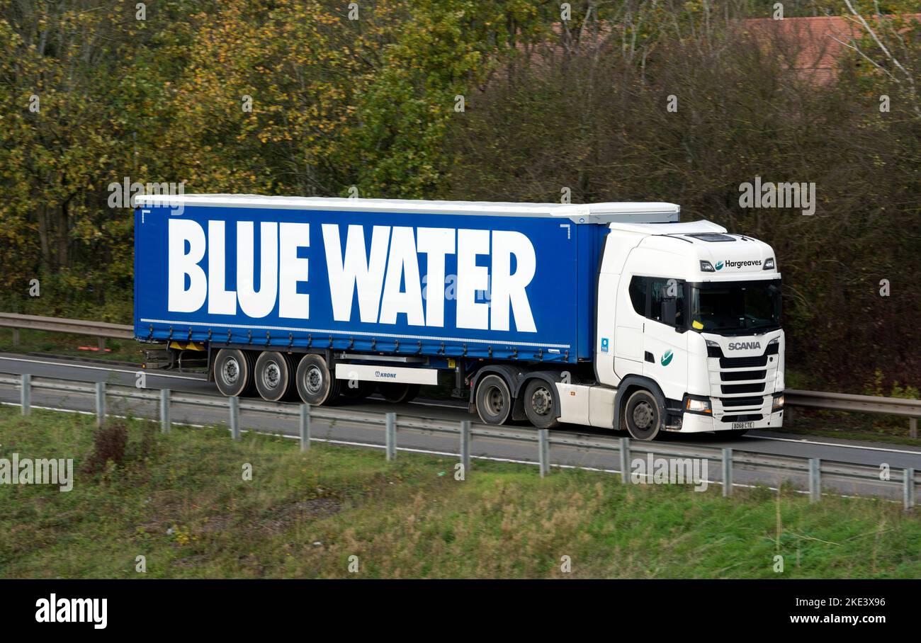 Blauer Wasserwagen, der die Autobahn M40 an der Anschlussstelle 15, Warwickshire, Großbritannien, verbindet Stockfoto