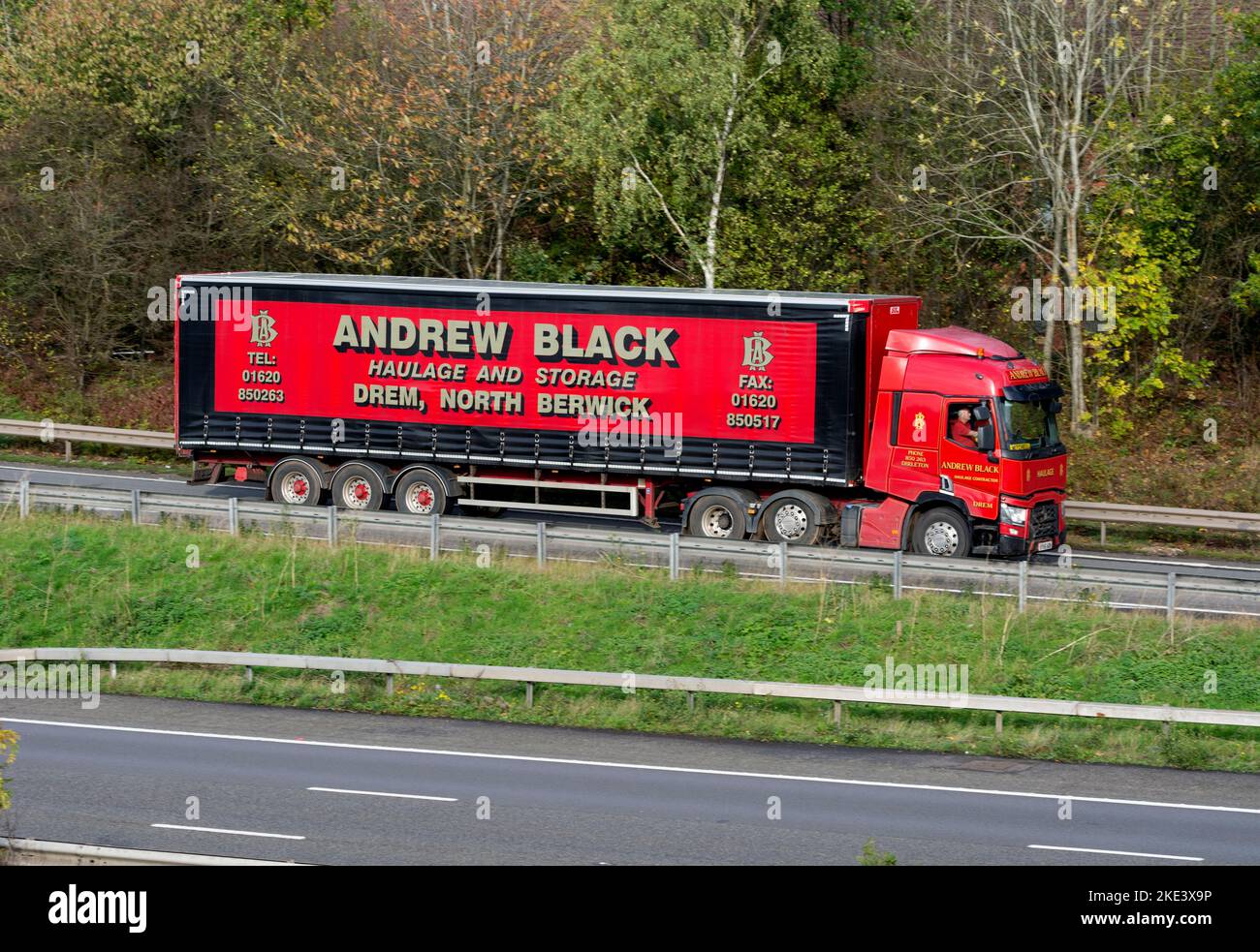 LKW von Andrew Black, der an der Anschlussstelle 15, Warwickshire, Großbritannien, auf die Autobahn M40 kommt Stockfoto