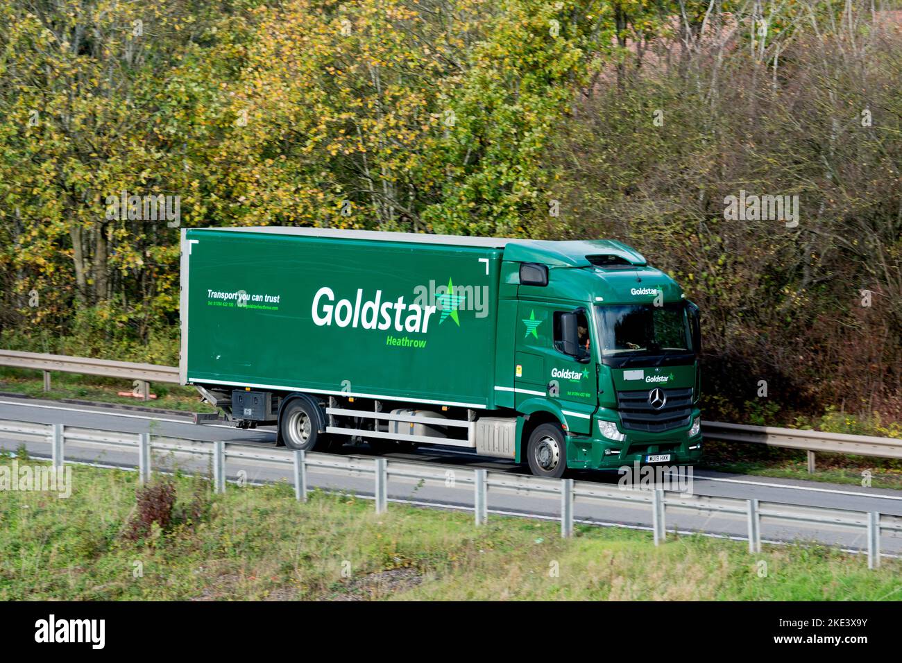 Goldstar Heathrow LKW, der an der Abfahrt 15, Warwickshire, Großbritannien, auf die Autobahn M40 fährt Stockfoto