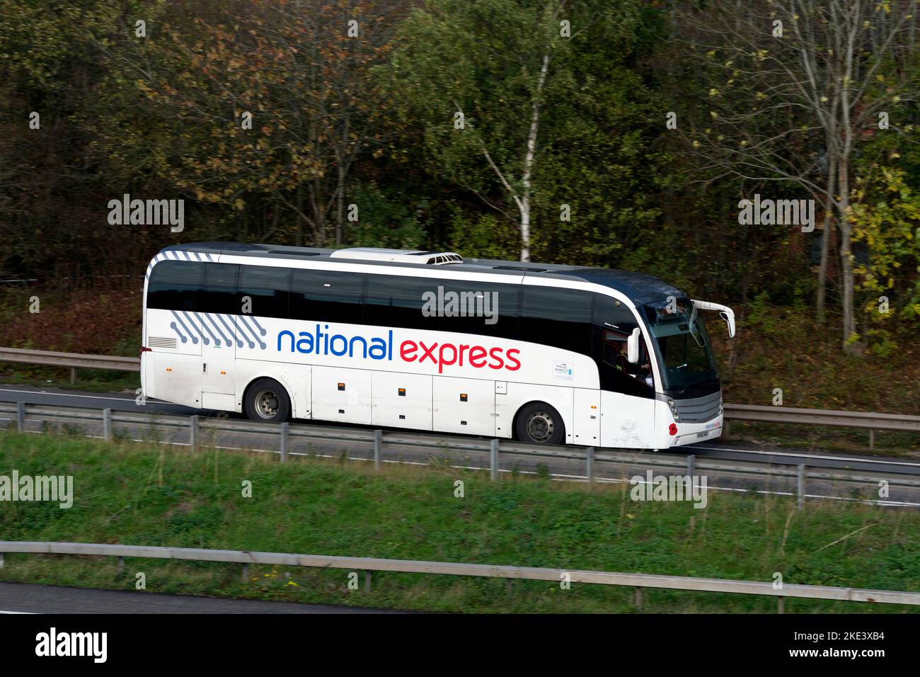 Ein Bus des National Express, der an der Anschlussstelle 15, Warwickshire, Großbritannien, auf die Autobahn M40 kommt Stockfoto