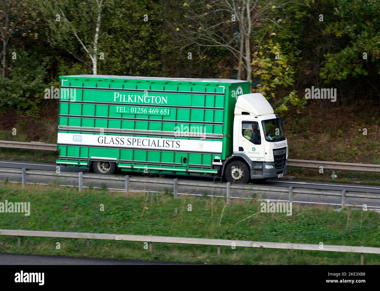 Lastwagen von Pilkington, der an der Anschlussstelle 15, Warwickshire, Großbritannien, auf die Autobahn M40 kommt Stockfoto