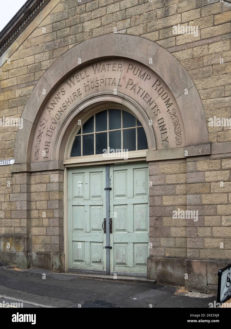 Eingang zum St Anns Well Pump Room, Buxton, Derbyshire, Großbritannien Stockfoto