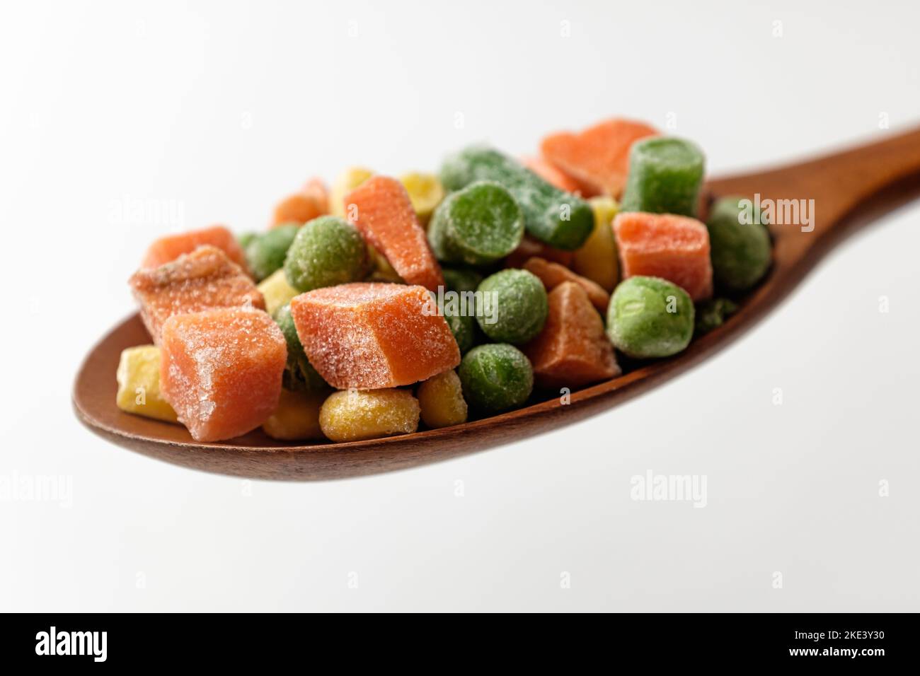 Gefrorenes Mischgemüse auf weißem Hintergrund Stockfoto