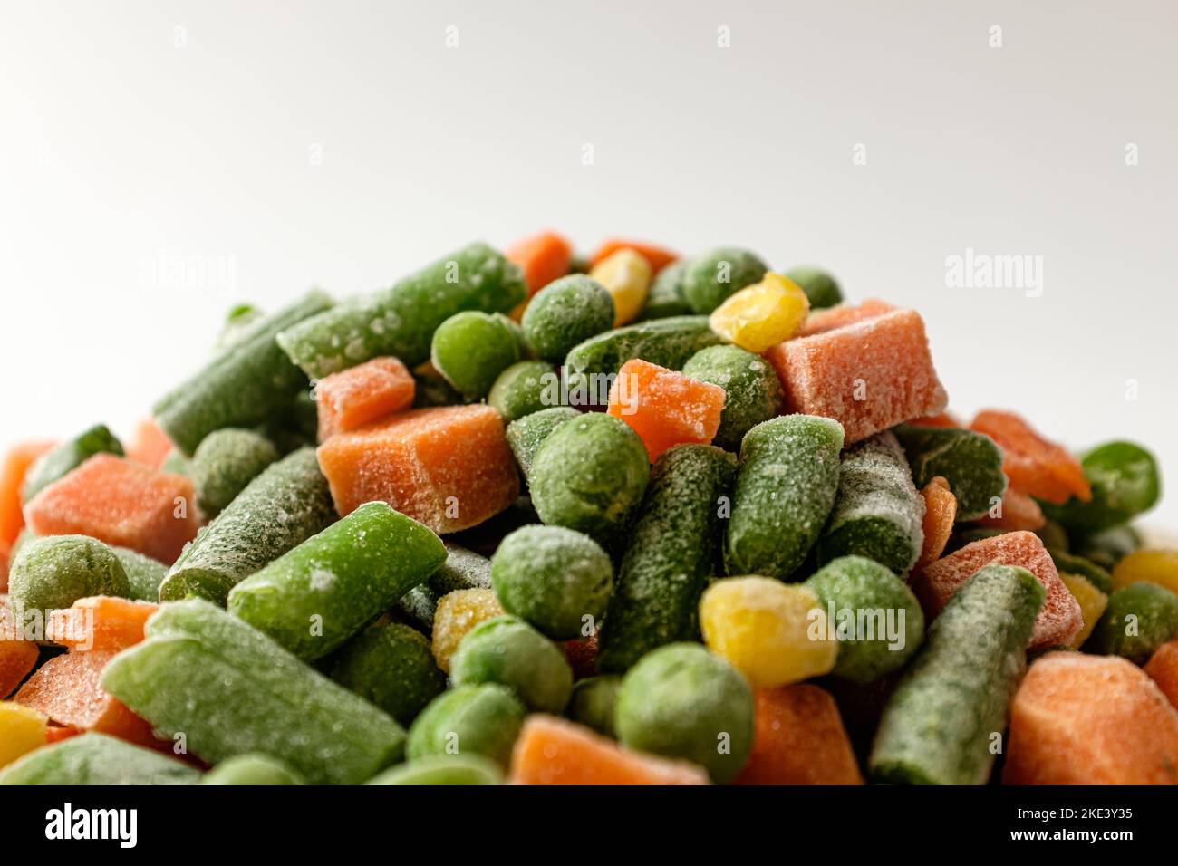 Gefrorenes Mischgemüse auf weißem Hintergrund Stockfoto