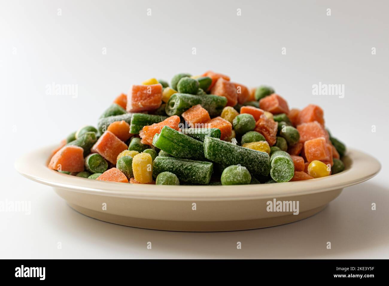Gefrorenes Mischgemüse auf weißem Hintergrund Stockfoto