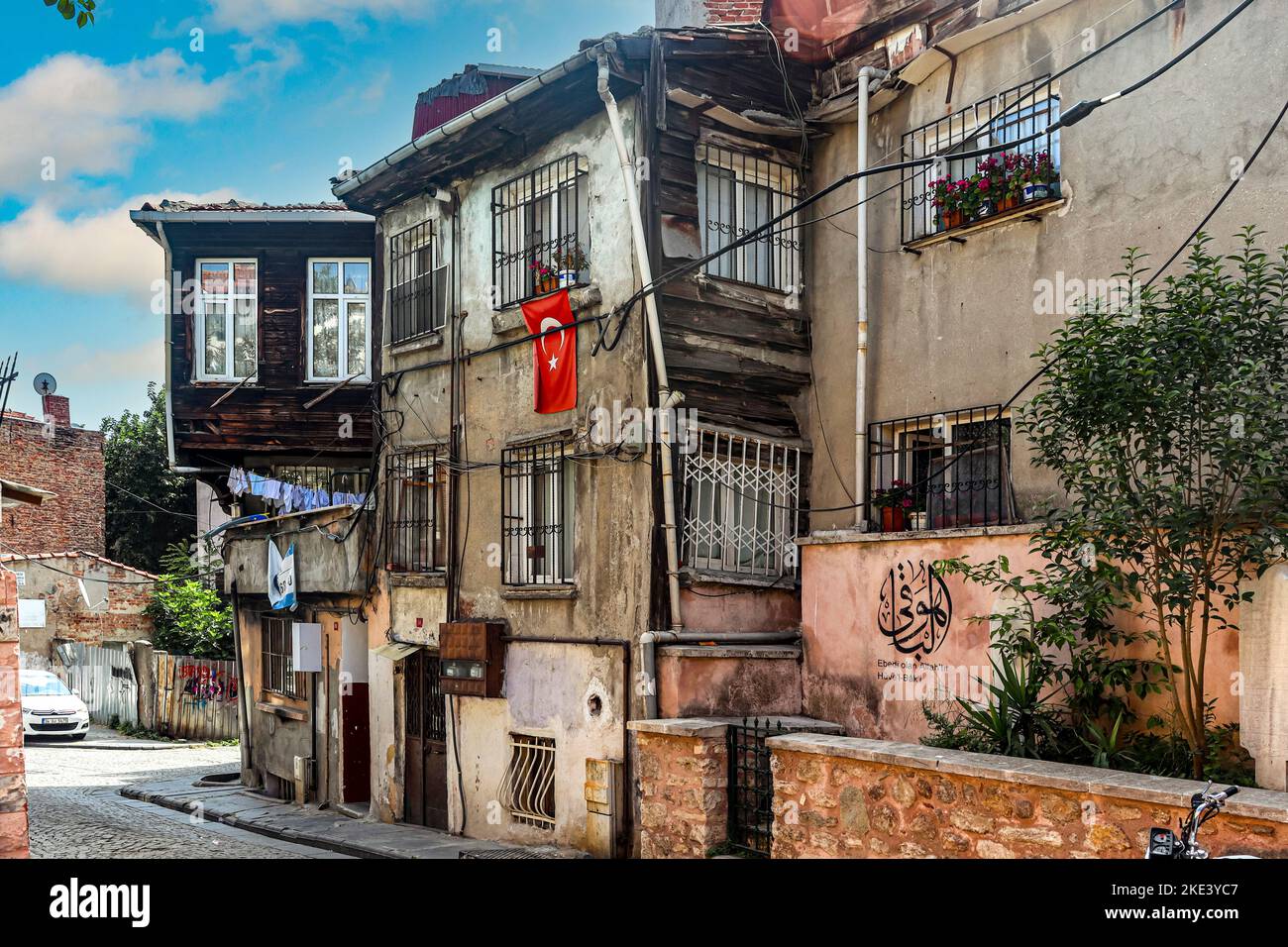 ISTANBUL/TÜRKEI - 09. Juli 2022: Nachbarschaft mit verfallenden Häusern in der Stadt istanbul Stockfoto