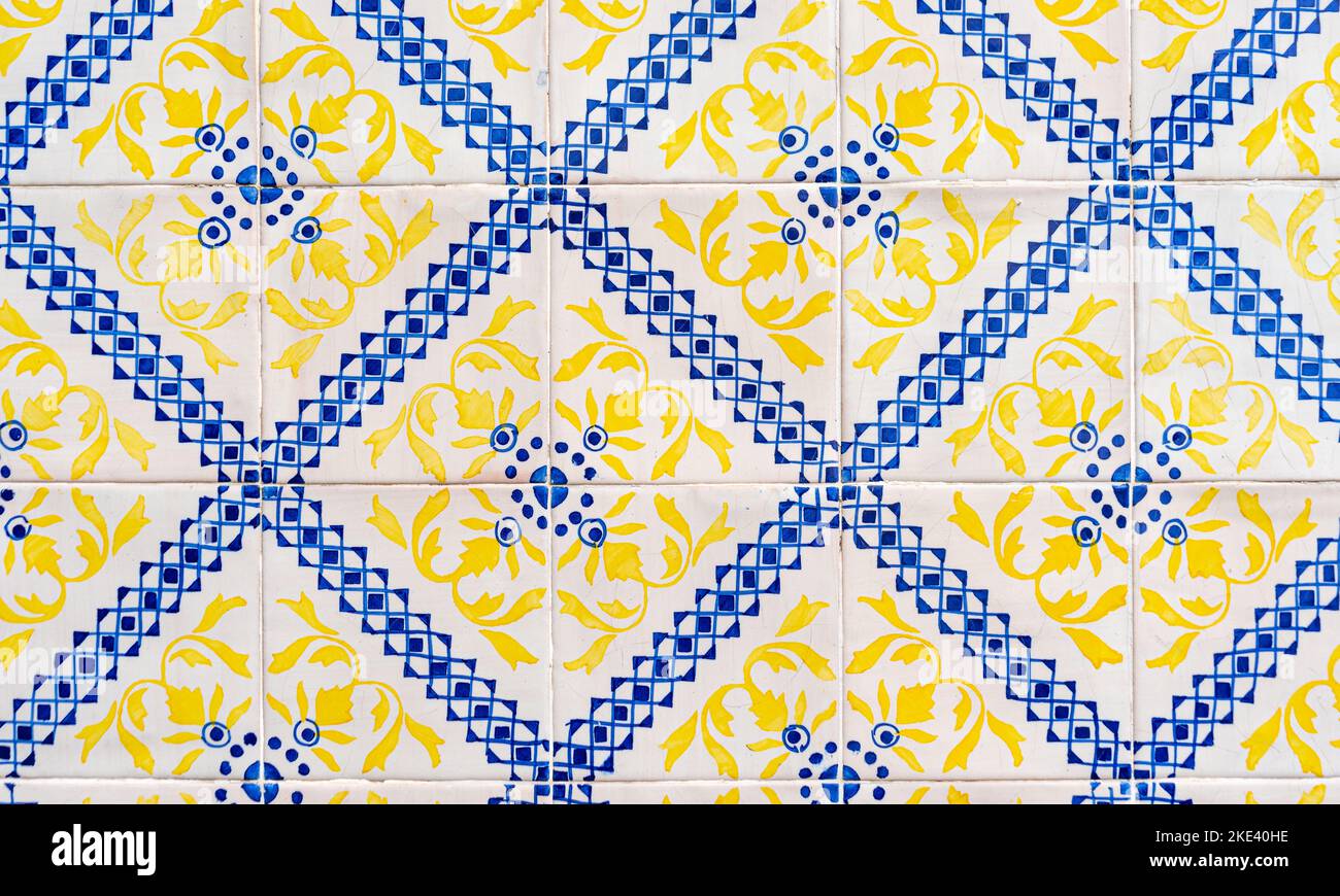 Traditionelle portugiesische blaue und gelbe Fliesen Azulejo Stockfoto