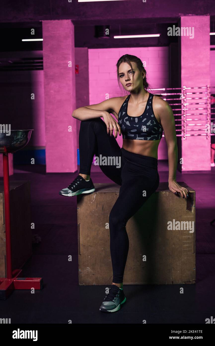 Junge schöne Frau posiert in einem Fitness-Studio-Outfit. Stockfoto