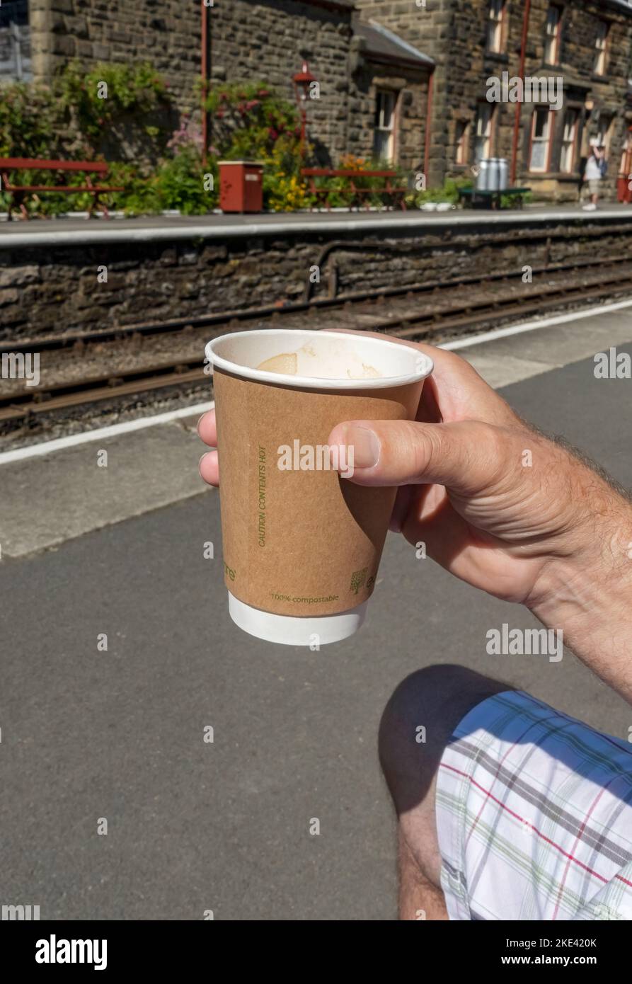 Nahaufnahme der Hand Person, die trinkt biologisch abbaubar kompostierbare Getränk Getränke Tasse aus Pflanzen England Großbritannien hergestellt Stockfoto