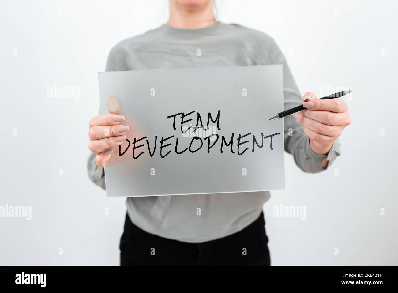 Schild mit der Anzeige „Teamentwicklung“. Business zeigen die Verbesserung der Effektivität von Arbeitsgruppen Stockfoto