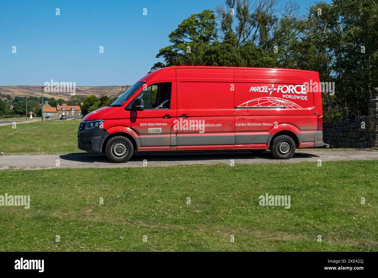 Royal Mail Paketforce Kurier Paketzustellung van Fahrzeug geparkt in Goathland Dorf im Sommer North Yorkshire England Großbritannien Stockfoto