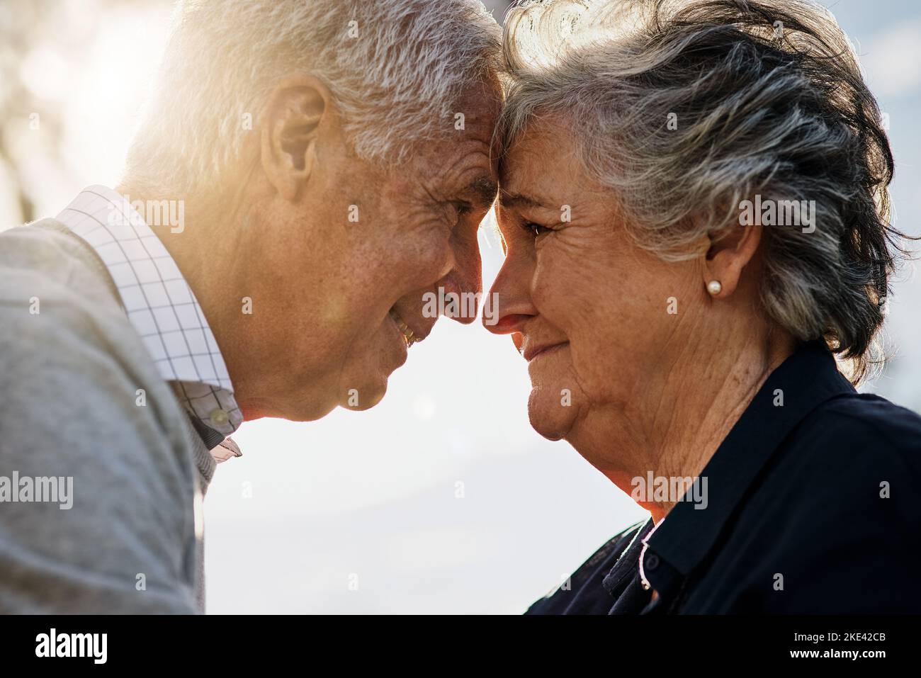 Ich möchte nur mein Leben mit Ihnen verbringen. Ein glückliches Seniorenpaar verbringt Zeit zusammen im Freien. Stockfoto