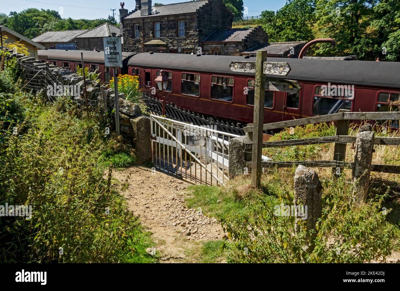 Schild für öffentliche Fußwege am Bahnhof Goathland Eisenbahnwaggages im Sommer North Yorkshire Moors Railway NYMR in der Nähe von Whitby North Yorkshire England Großbritannien Stockfoto